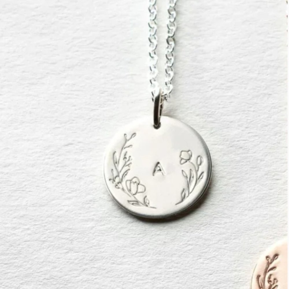 Floral Letter Q Initial Dainty Circle Disc Engraved Pretty Gift Trendy Necklace - Picture 10 of 16